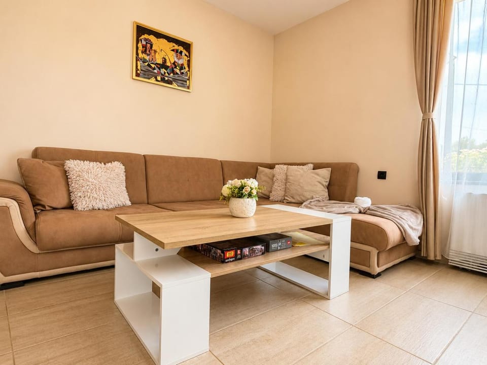 Property building, Communal lounge/ TV room, Living room, Seating area, air conditioner