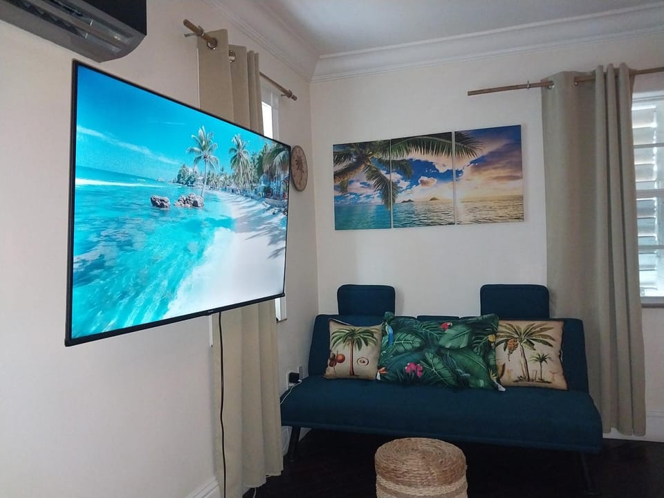 Private Guest House 2 bedrooms & 2 baths near Grace Bay Beach & Long Bay Beach. House in Turks and Caicos Islands