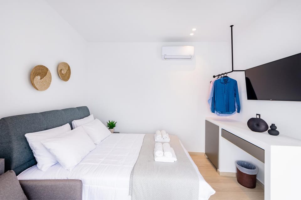 Bed, TV and multimedia, Bedroom, air conditioner