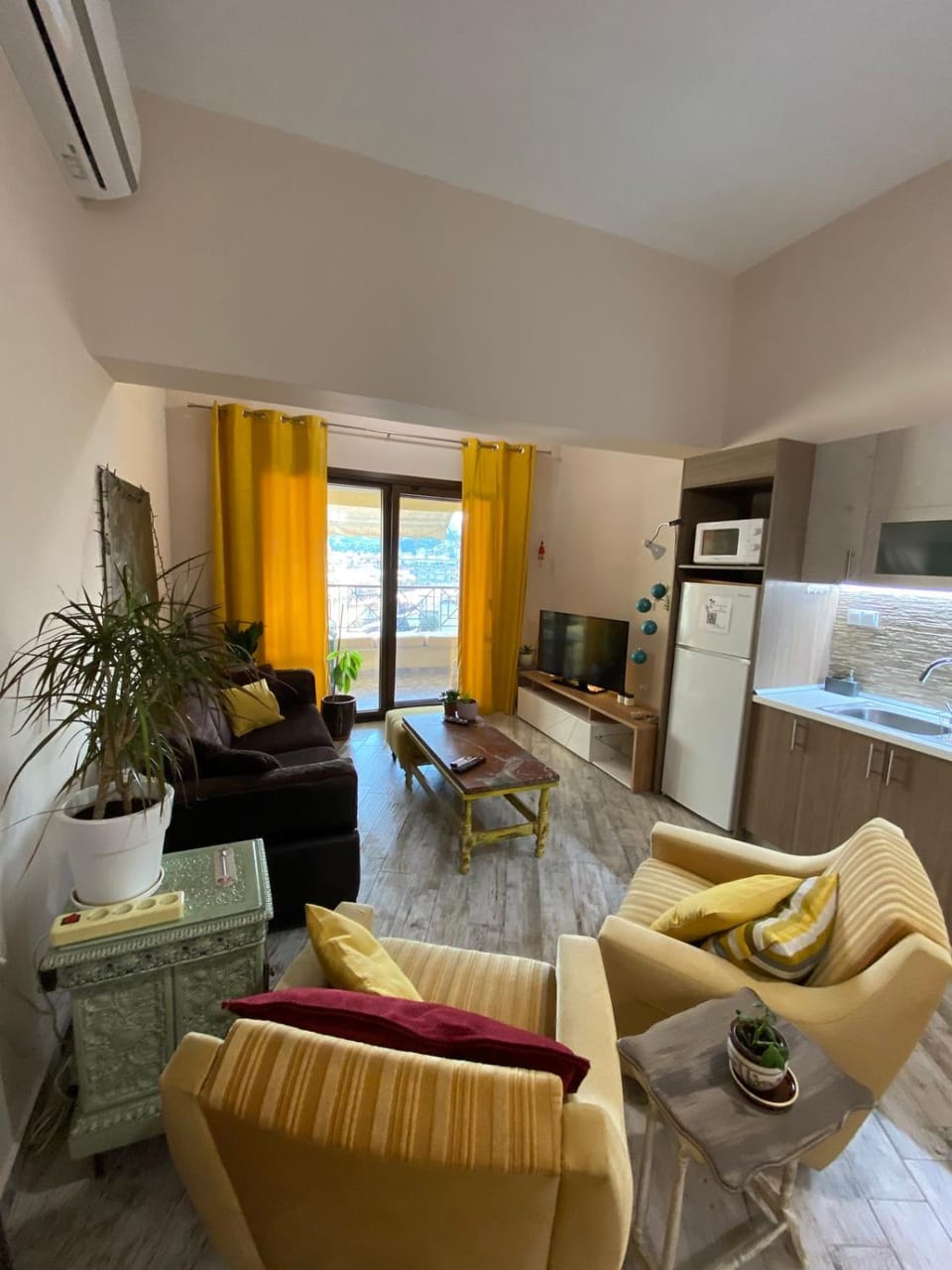 Kitchen or kitchenette, Living room, Seating area, minibar, pet friendly, air conditioner