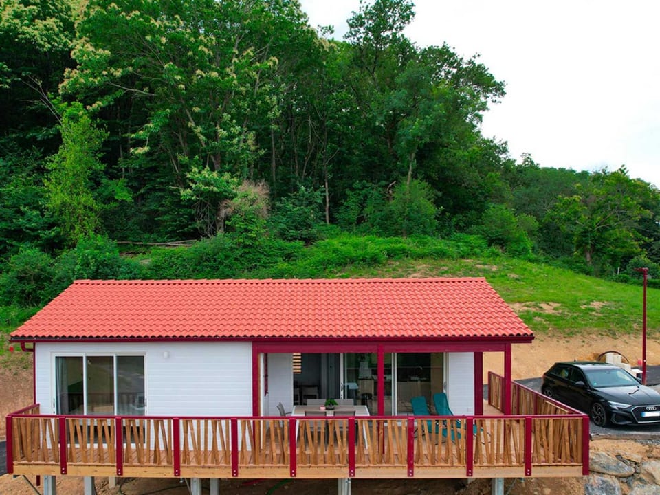 Property building, Natural landscape, Parking