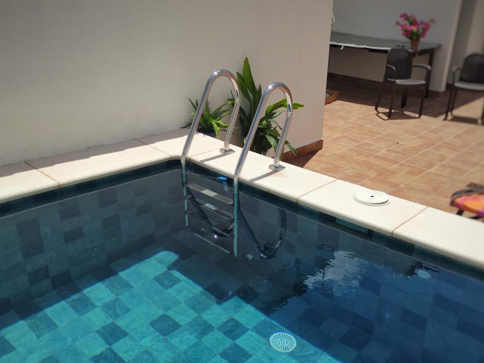 Swimming pool, Swimming pool