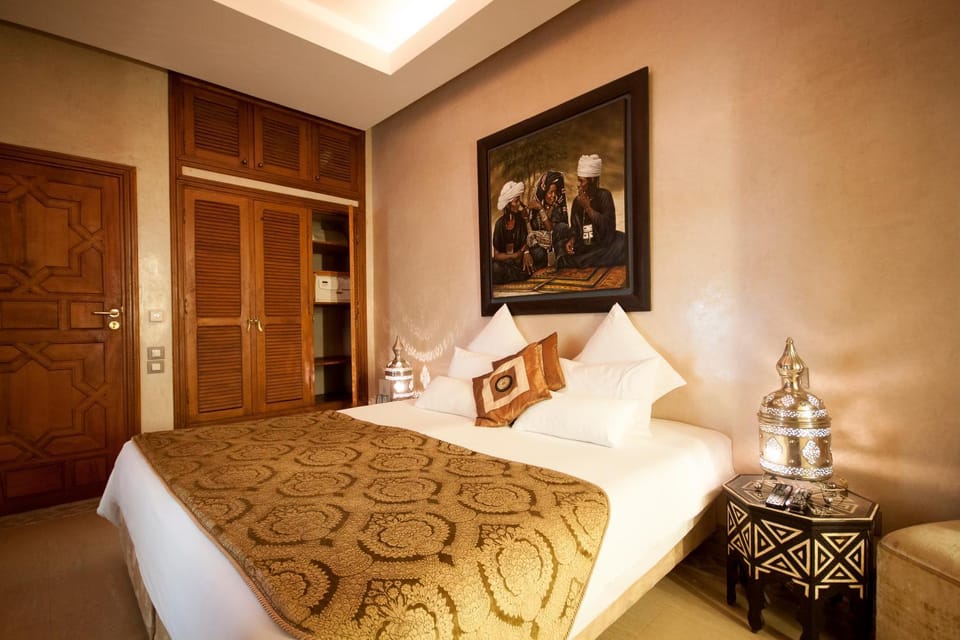 Bed, Photo of the whole room, Decorative detail, Bedroom, room service