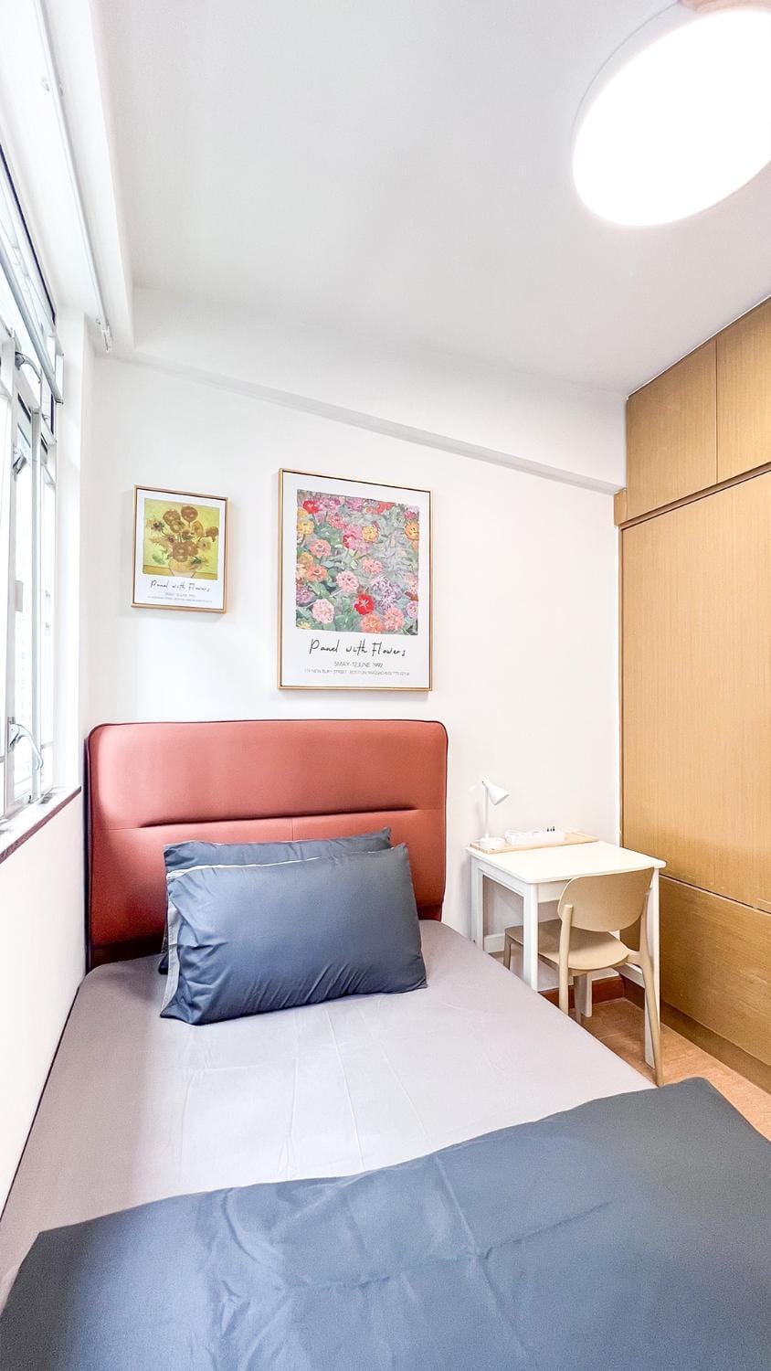 Bed, Seating area, Bedroom, wardrobe