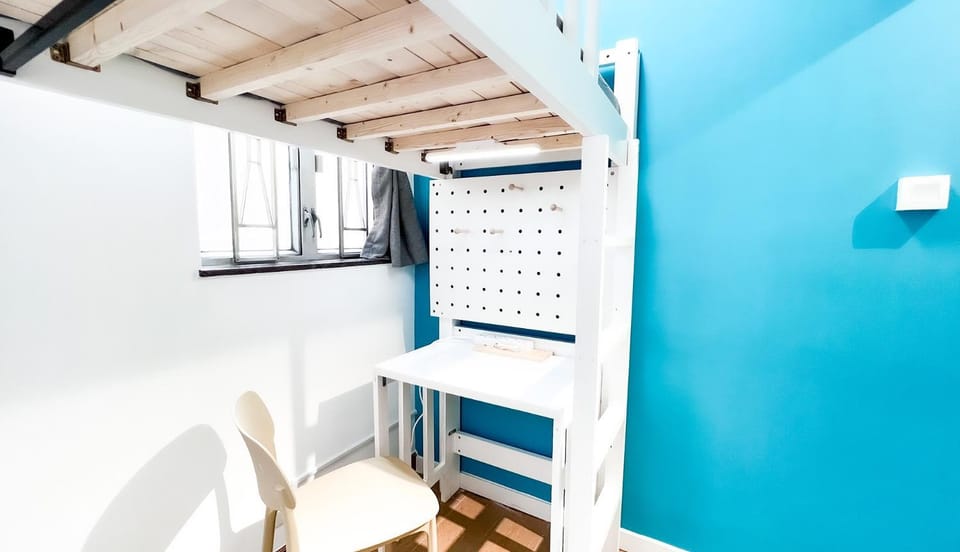 Seating area, bunk bed