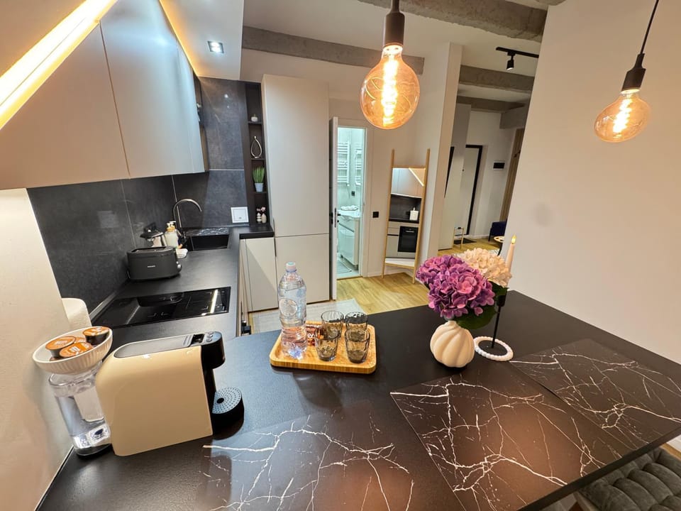 Coffee/tea facilities, Living room, Seating area, Dining area, stove, toaster