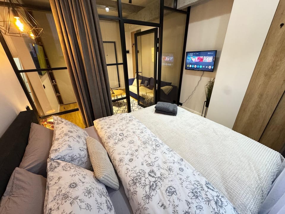 Bed, TV and multimedia, Photo of the whole room, Bedroom