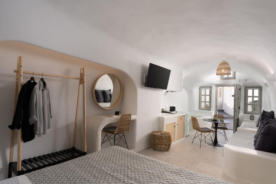 Bed, TV and multimedia, Photo of the whole room, Seating area, Bedroom, hair dresser