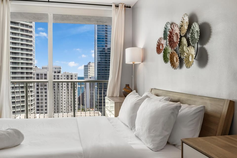 Bed, View (from property/room), Photo of the whole room, City view