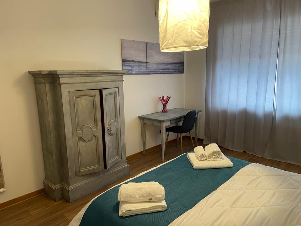 Bedroom, towels, wardrobe