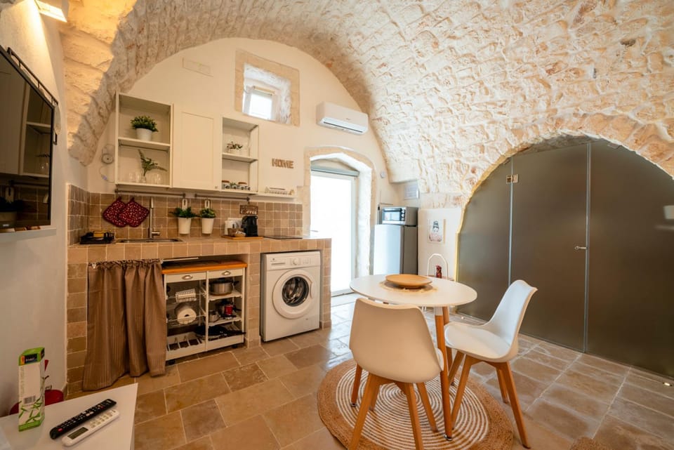 Kitchen or kitchenette, Living room, Seating area, Dining area, oven, stove
