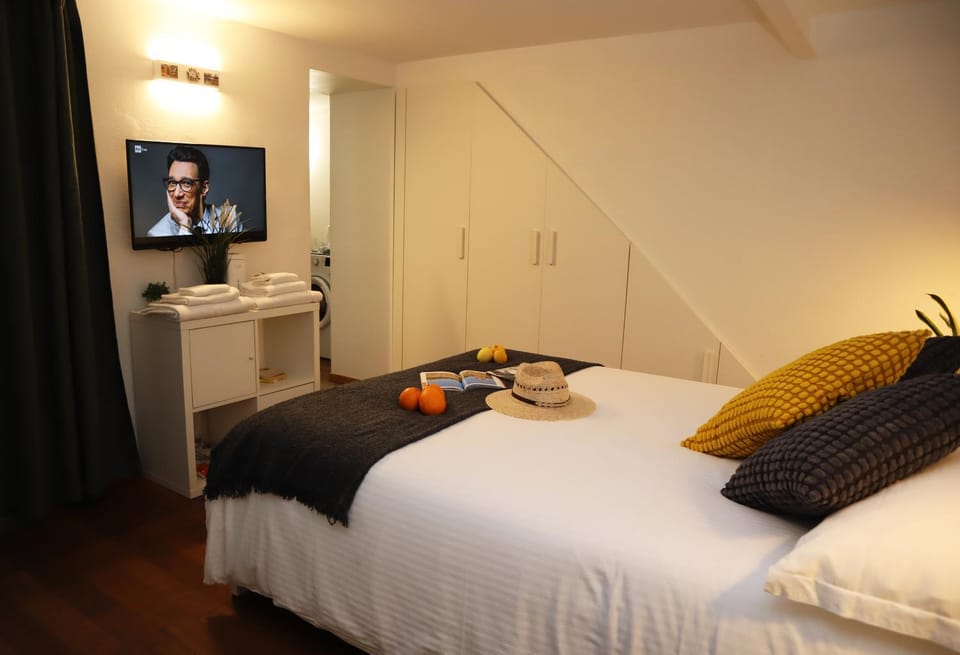 Bed, TV and multimedia, Photo of the whole room, Bedroom, towels