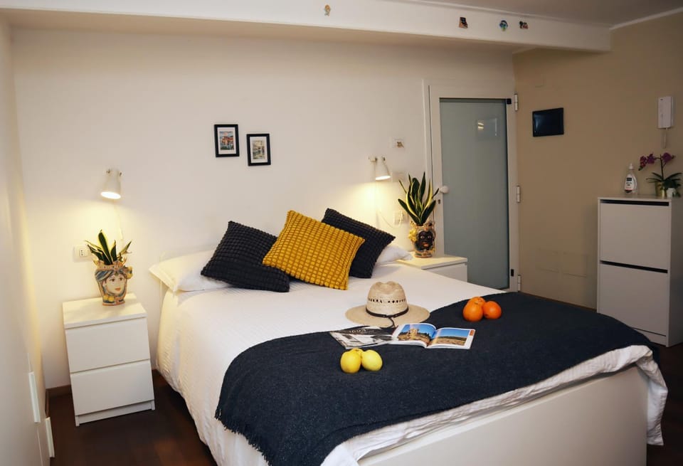 Bed, Photo of the whole room, Bedroom, Food, towels