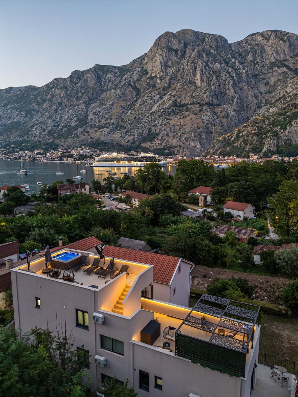 Property building, Nearby landmark, Day, Night, Natural landscape, Bird's eye view, Summer, City view, Mountain view, Sea view, Location, Sunset