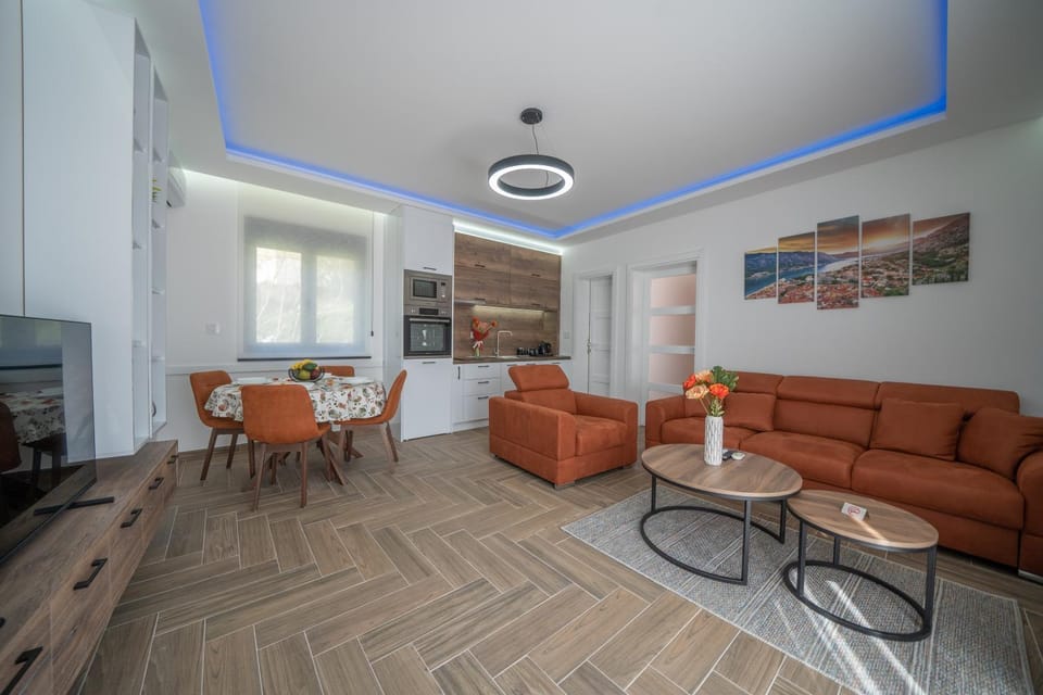 TV and multimedia, Living room, Seating area, Dining area