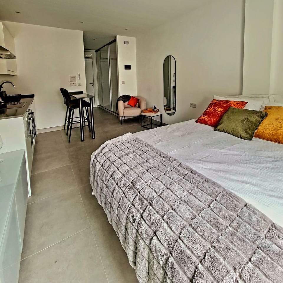 Lovely Central studio king bed Apartment in Gibraltar
