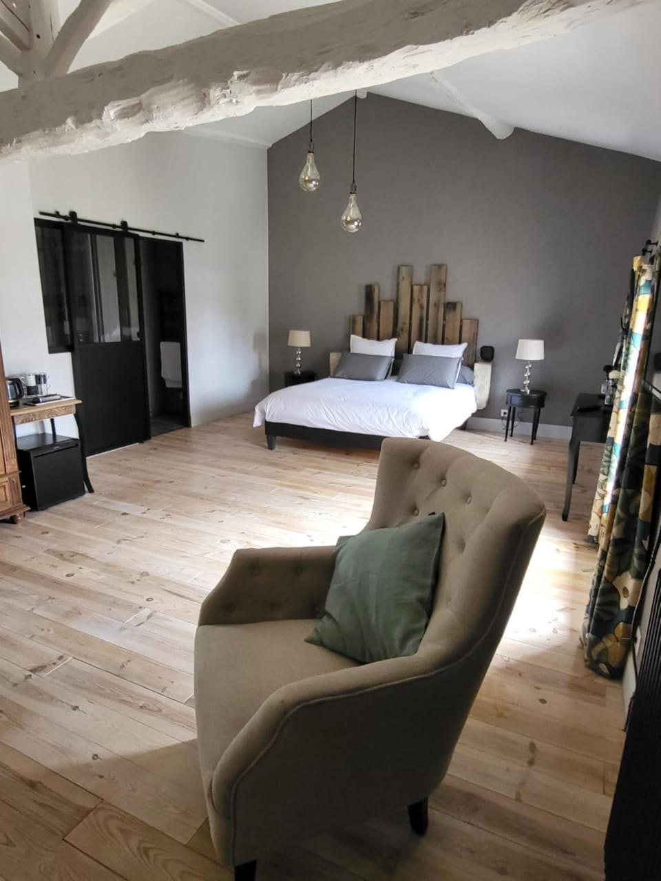 Photo of the whole room