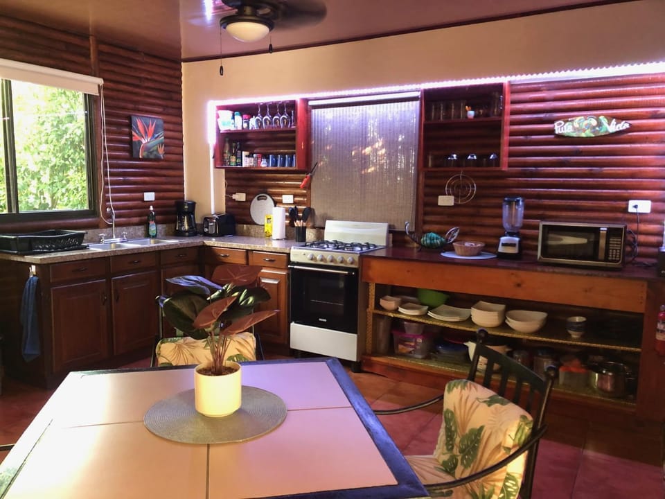 Coffee/tea facilities, Kitchen or kitchenette, oven, stove, toaster, kitchen