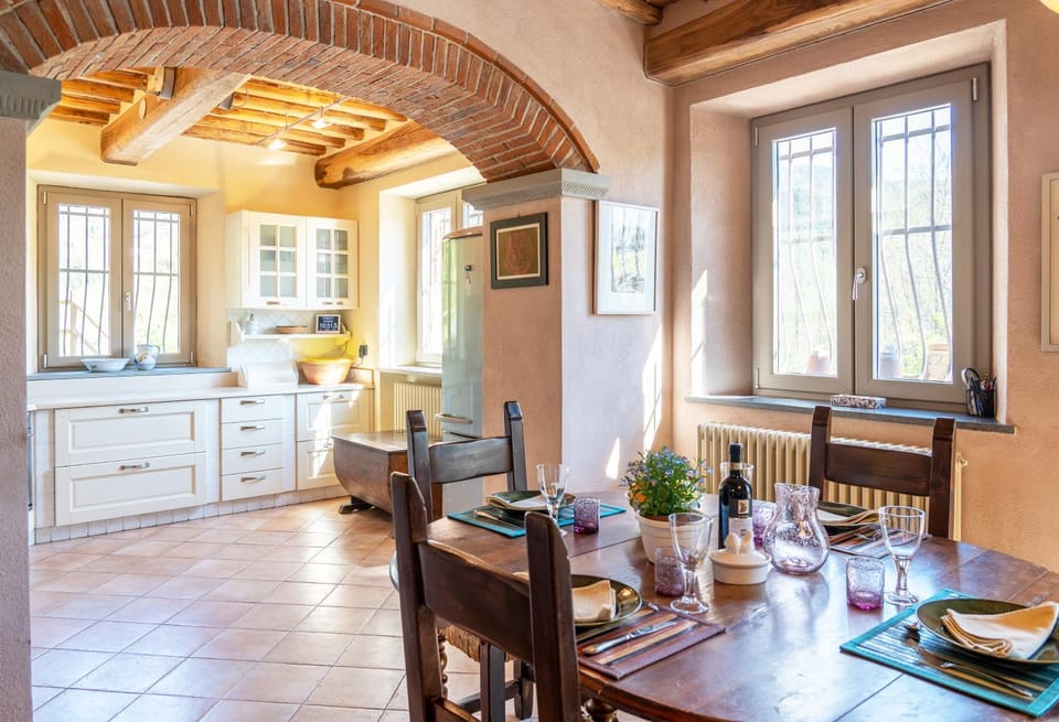 Kitchen or kitchenette, Living room, Food and drinks, Seating area, Dining area, Food