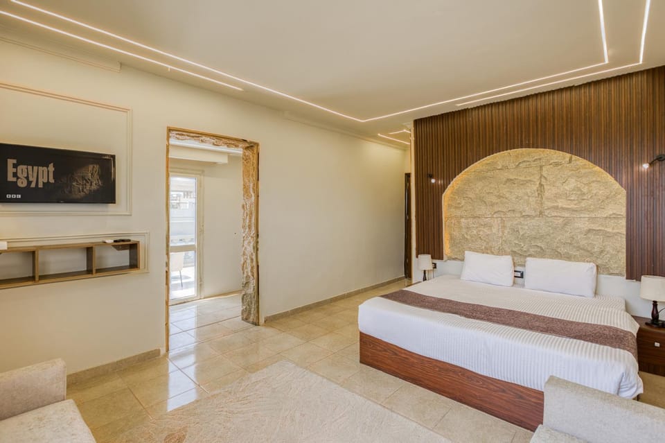 Bed, TV and multimedia, Photo of the whole room, Bedroom, towels