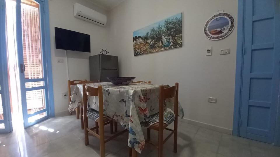 Communal lounge/ TV room, TV and multimedia, Living room, Seating area, Dining area, Evening entertainment, air conditioner