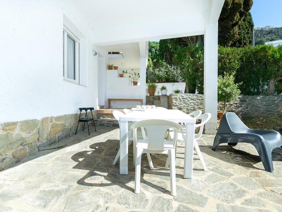 Apartamento luminoso y espacioso con gran jardín privado, a solo 150m de la playa - ES-228-136 Apartment in Roses