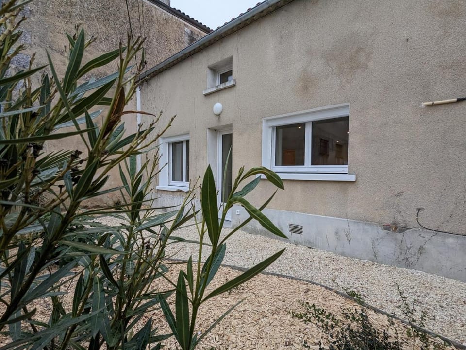 Charmante maison à Angoulême, cour privée, proche parc et bus, accueil bébé, Wifi, animaux acceptés - FR-1-653-230 House in Angoulême