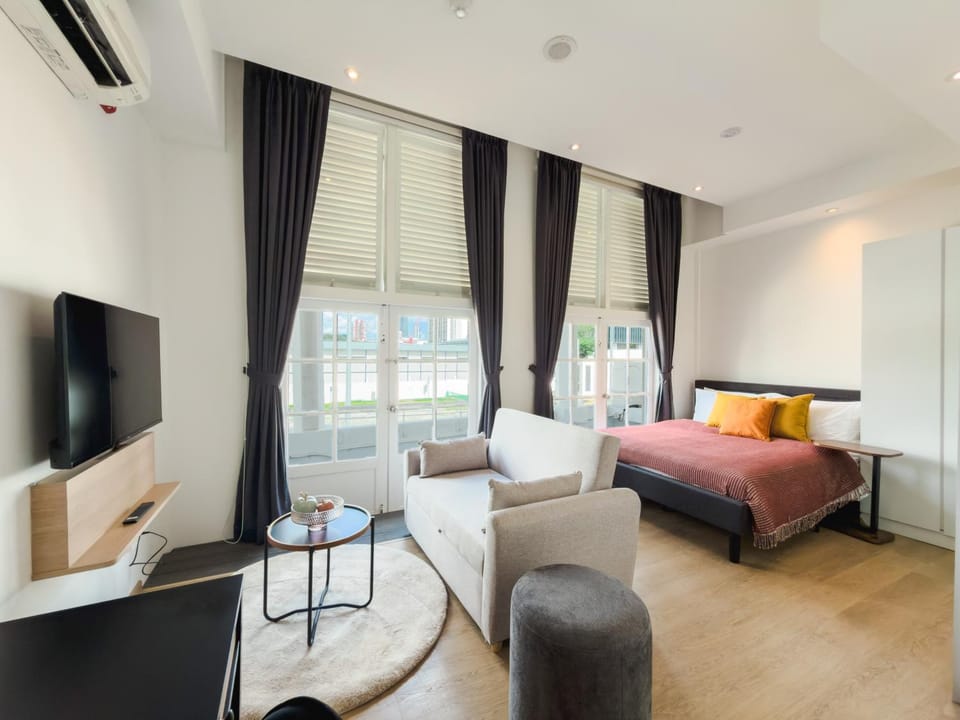 Bed, TV and multimedia, Living room, Photo of the whole room, Seating area, Bedroom, air conditioner
