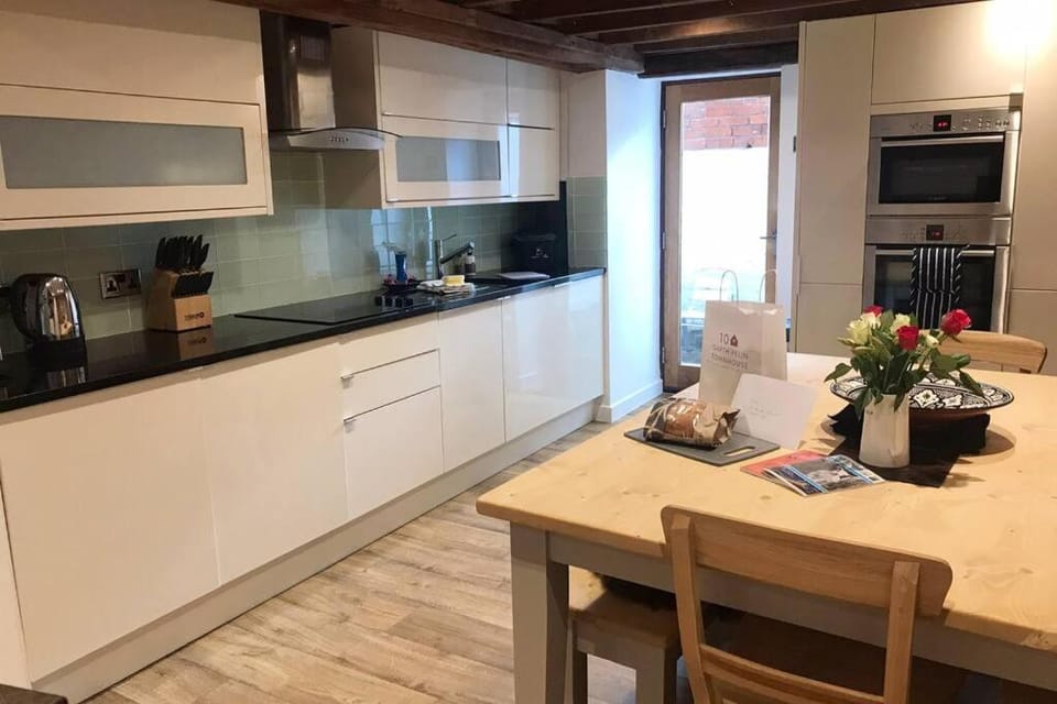 Coffee/tea facilities, Kitchen or kitchenette, Dining area, dishwasher, minibar, pet friendly, stove, toaster