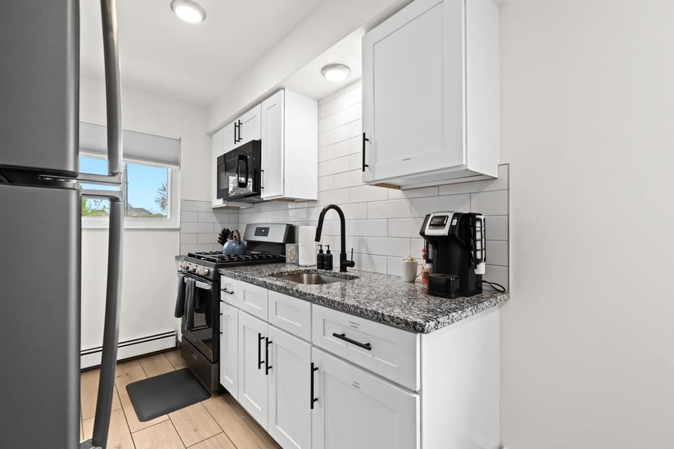 Spacious 2BR Flat, King Bed, Downtown Mt Clemens Apartment in Mount Clemens