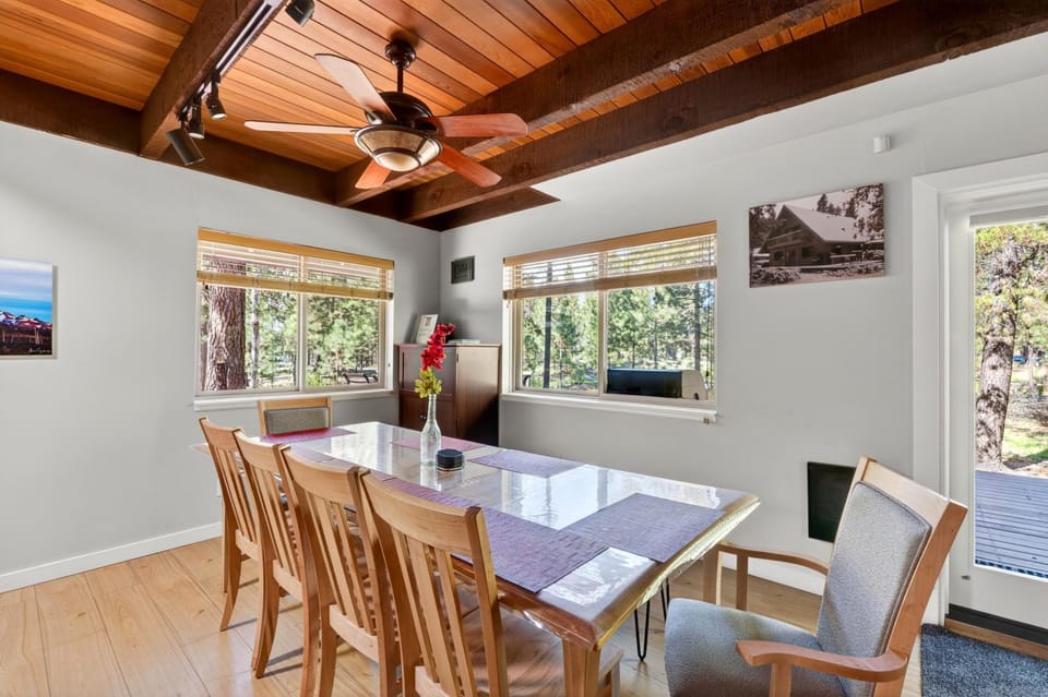Walk to the Village, Hot Tub, SHARC pass, AC, Games, Bikes, Grill, Pet-Friendly House in Sunriver