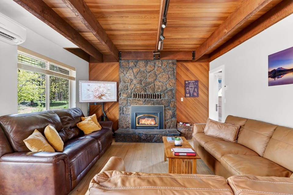Walk to the Village, Hot Tub, SHARC pass, AC, Games, Bikes, Grill, Pet-Friendly House in Sunriver