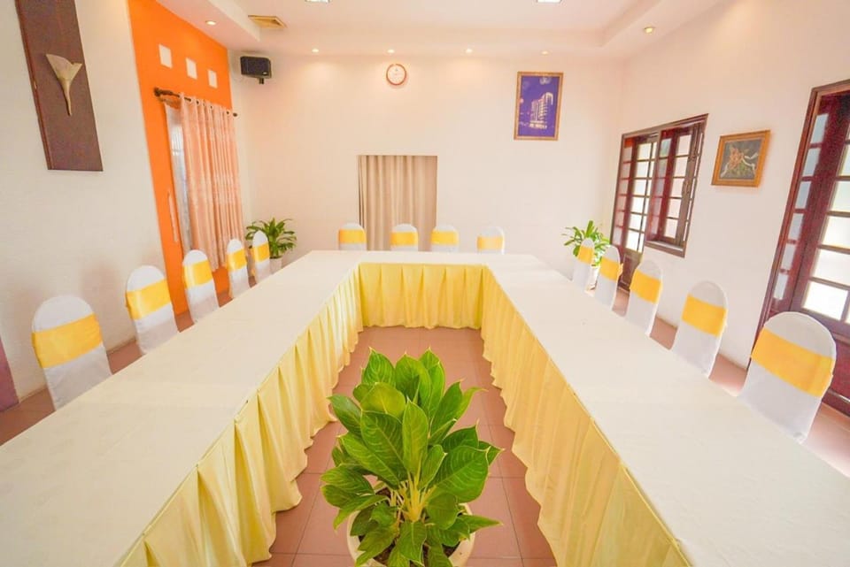Restaurant/places to eat, Meeting/conference room