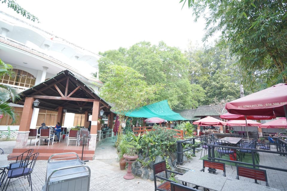 Property building, Patio, Restaurant/places to eat
