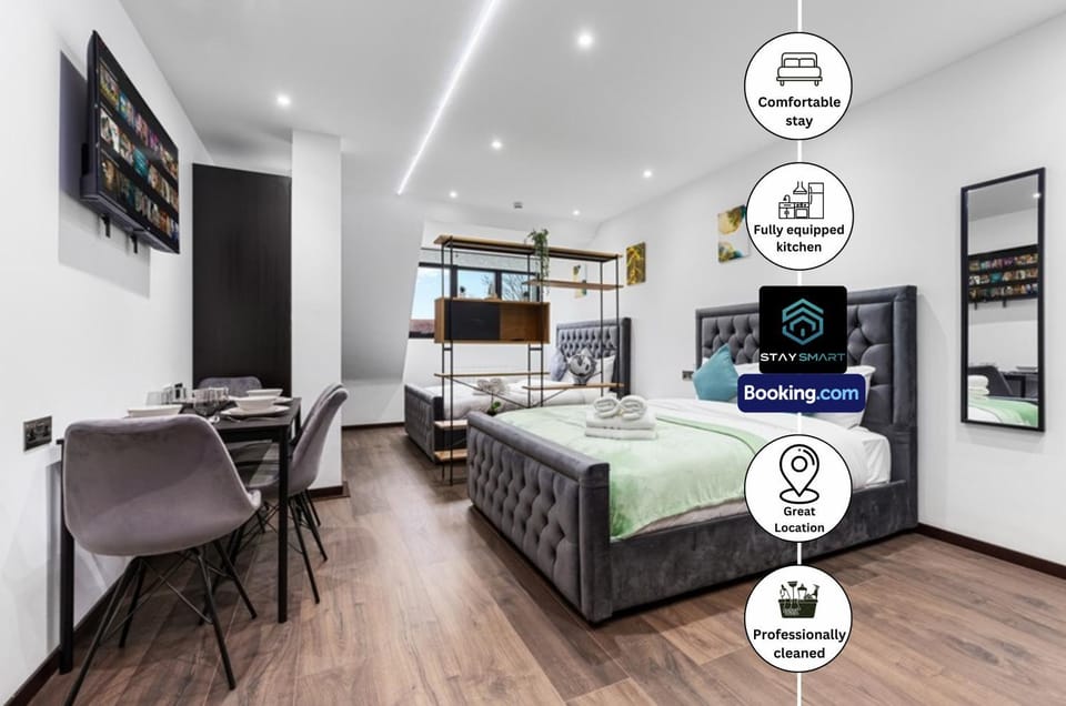 Bed, TV and multimedia, Living room, Photo of the whole room, Seating area, Bedroom