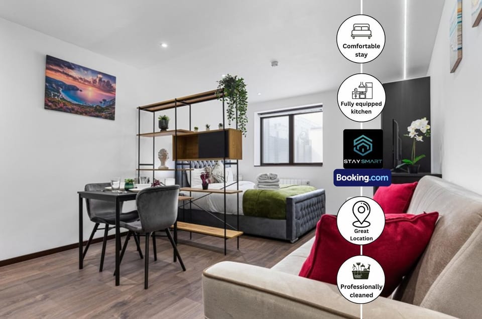 Living room, Photo of the whole room, Seating area, Dining area, Bedroom