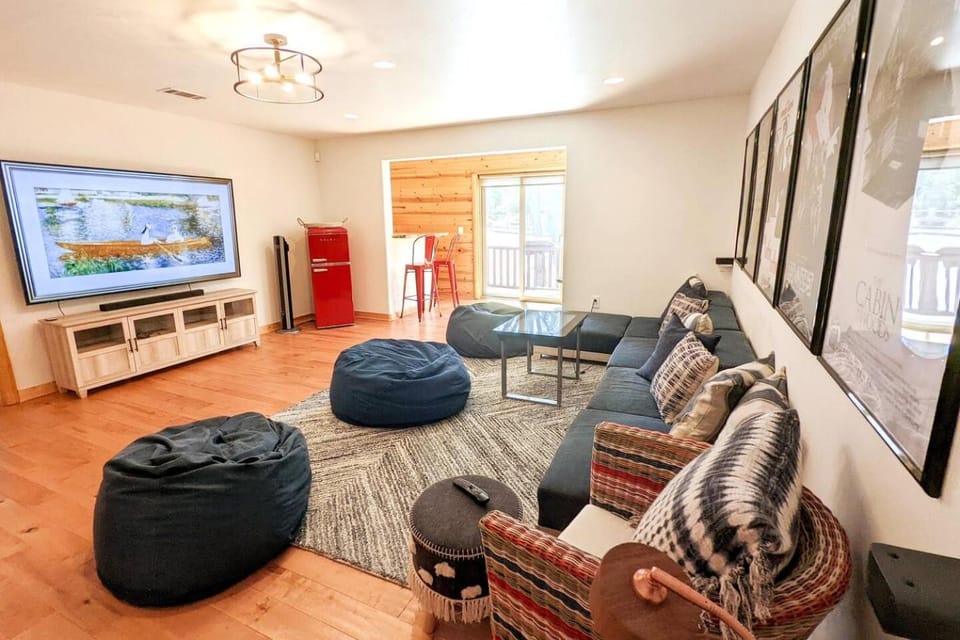 Bel Air of Big Bear - Fun & Tech & Massive Cabin Cabin in Southern California