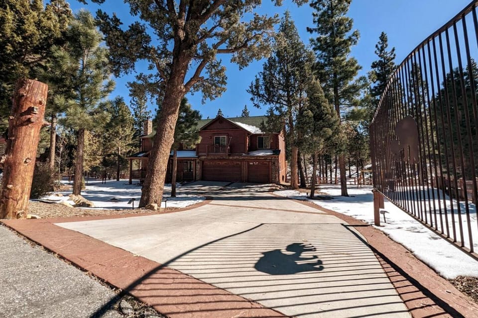 Bel Air of Big Bear - Fun & Tech & Massive Cabin Cabin in Southern California
