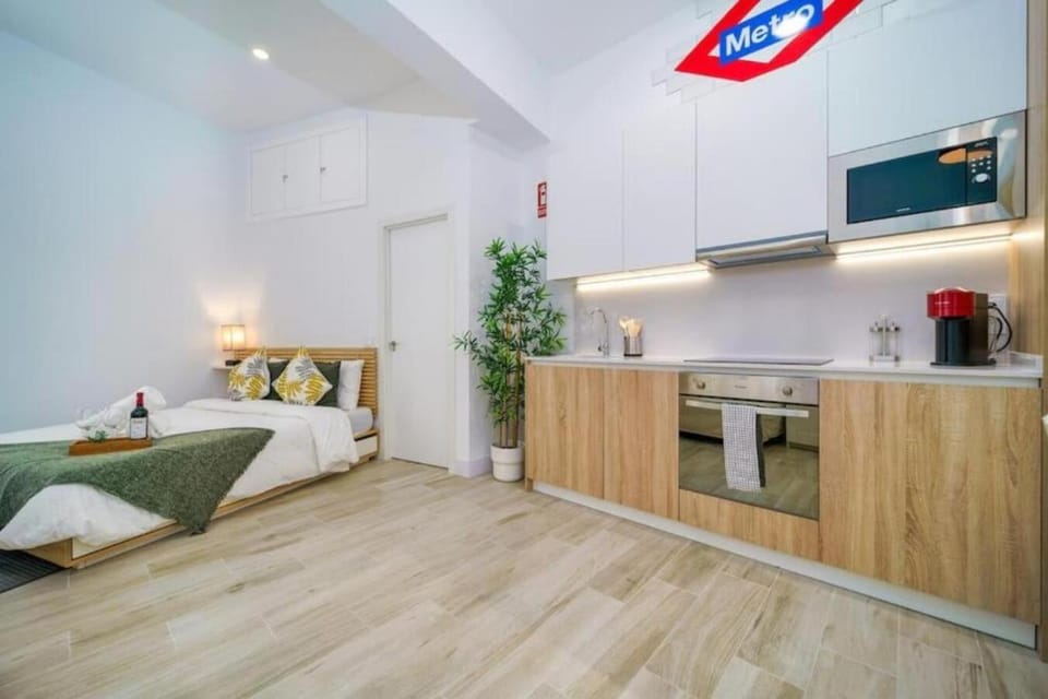 Bed, TV and multimedia, Kitchen or kitchenette, Photo of the whole room, Bedroom, minibar