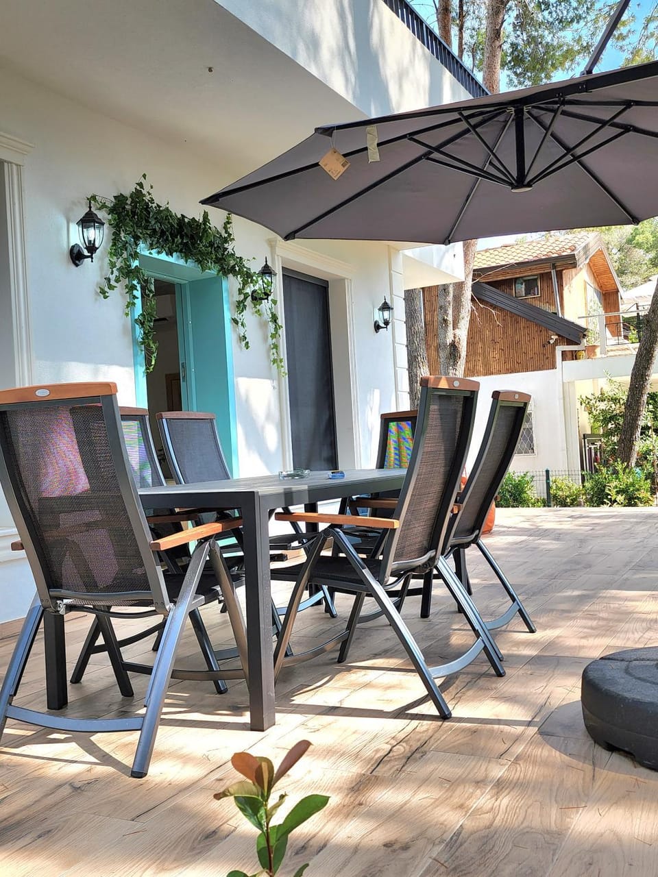 Property building, Patio, Day, Dining area, sunbed