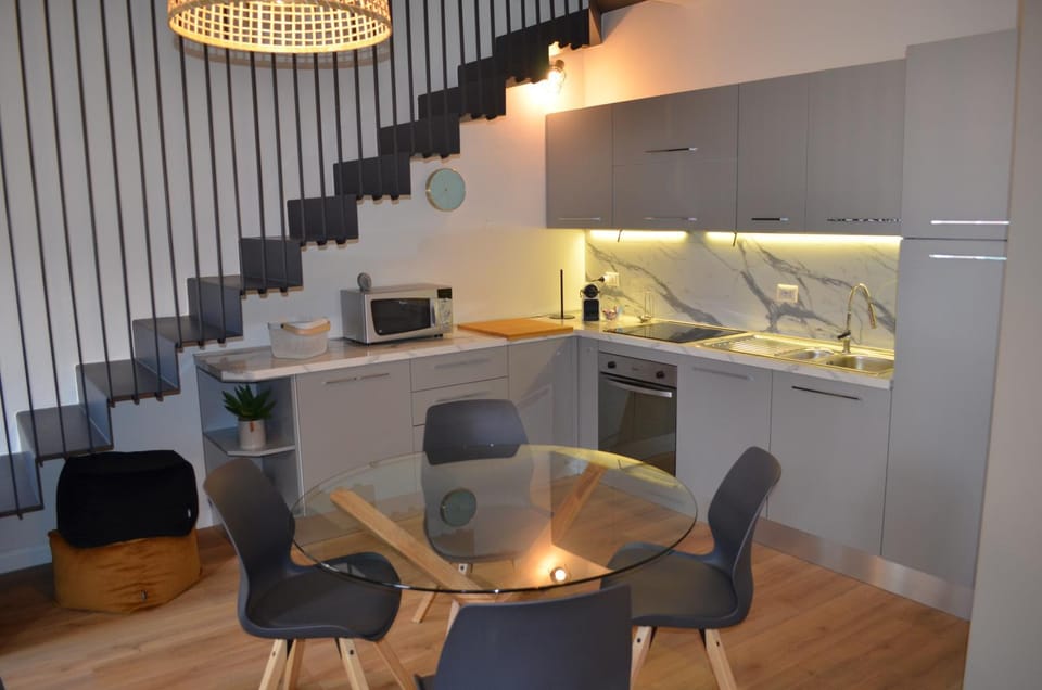 Kitchen or kitchenette, Living room, Seating area, Dining area, minibar, pet friendly, stove, kitchen