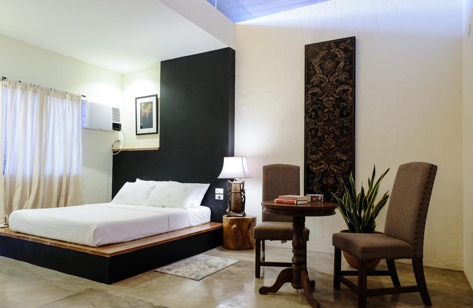 Bed, Seating area