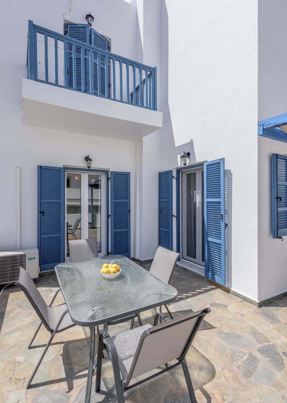 Property building, Patio, Day, Balcony/Terrace, Dining area