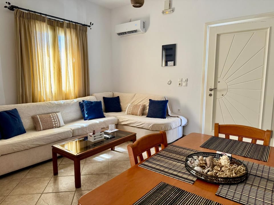 Living room, Seating area, Dining area, air conditioner