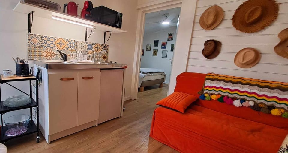 Property building, Kitchen or kitchenette, Seating area, Dining area, minibar, kitchen
