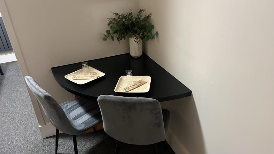 Bathroom, Coffee/tea facilities, Other, Decorative detail, Bedroom, Supermarket/grocery shop, Meals, Lunch, Non alcoholic drinks, flat iron, microwave, wardrobe