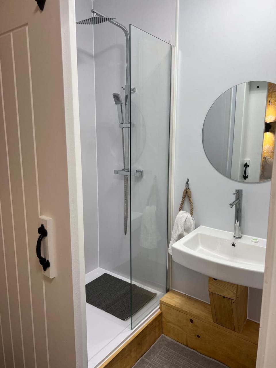 Shower, Toilet, towels