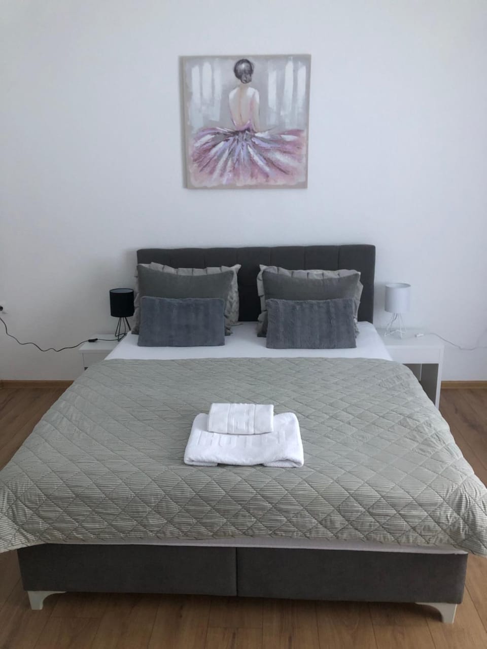 Bed, Bedroom, towels