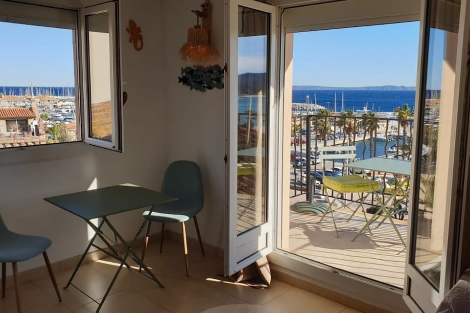 Balcon des îles d'Or - T2 seafront historic center Apartment in Le Lavandou