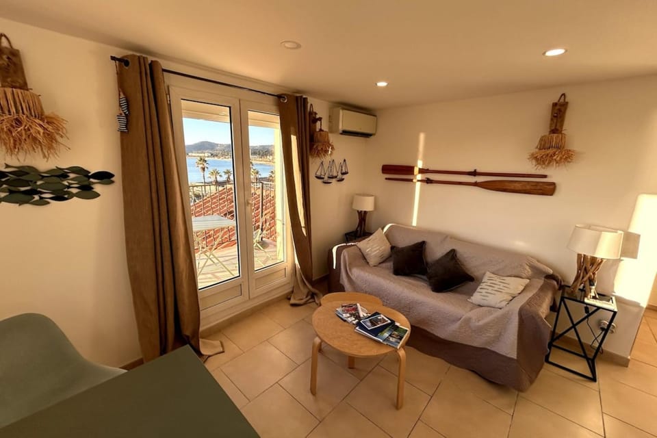 Balcon des îles d'Or - T2 seafront historic center Apartment in Le Lavandou